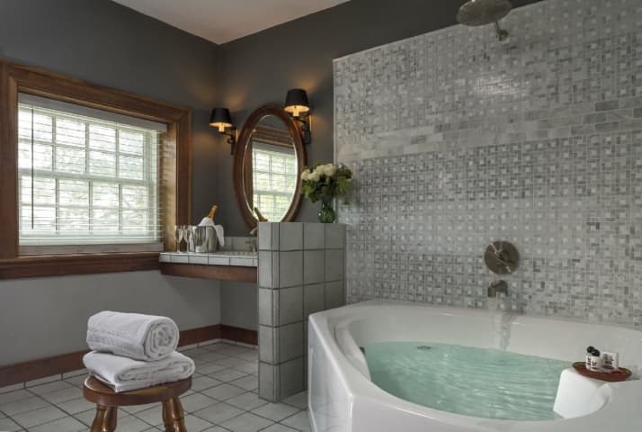 Historic Smithton Inn Guestrooms_-_Crimson_Dove_Suite