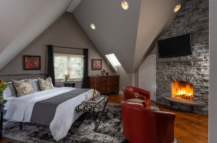 Historic Smithton Inn Guest Rooms - Smithton Gables