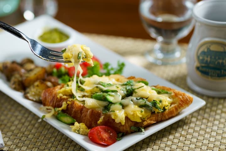 Smithton-Historic-Inn-breakfast-