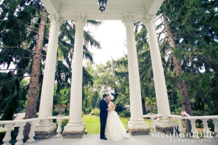 wedding couple on front porch