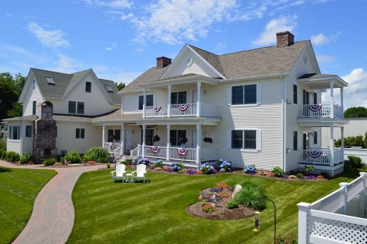Inn at Harbor Hill Marina Exterior