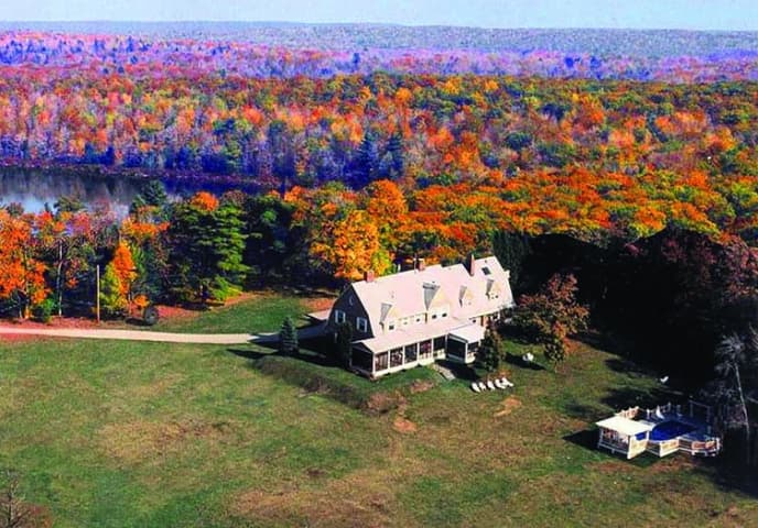 Inn at Lake Joseph Exterior