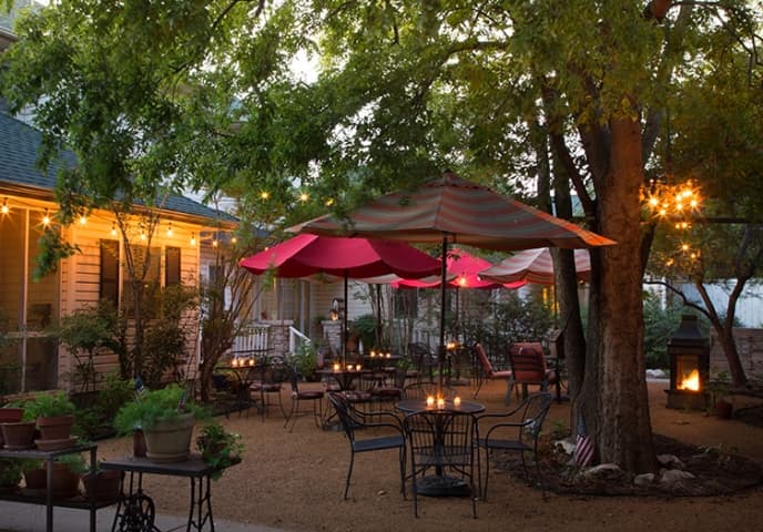 Montford inn cottages Exterior courtyard