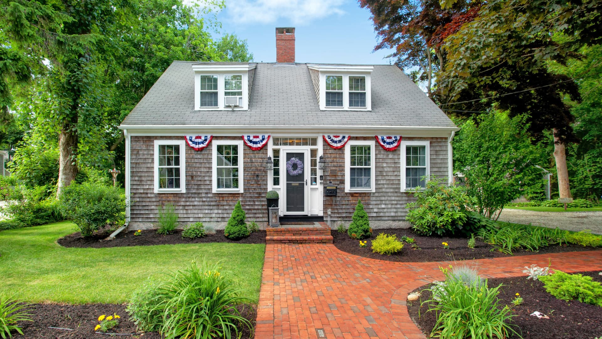The Inn on Main is a coastal property in Yarmouth Port, Massachusetts.