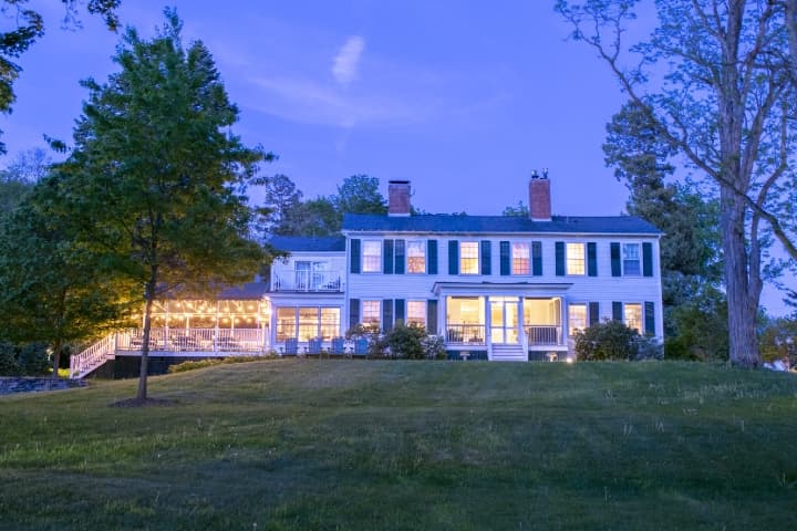 Swift House Inn, Exterior dusk