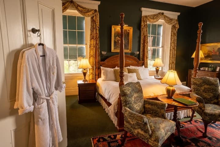 antrim guestroom with four poster bed
