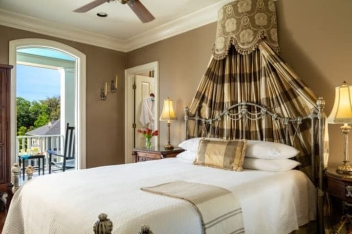 Inn-West-Liberty-Rooms-Lafayette Sqaure