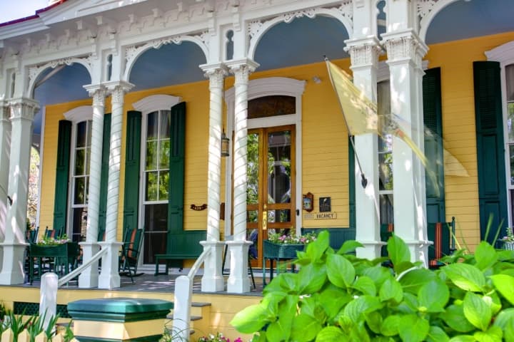themainstayinnandcottagefrontporch