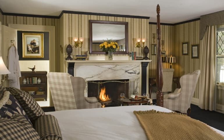 themanorongoldenpondbedroom