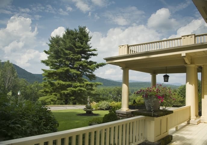 themanorongoldenpondexteriormountainview
