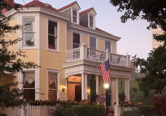 Azalea Inn & Villas