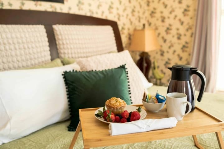 Nordic Pineapple guestroom