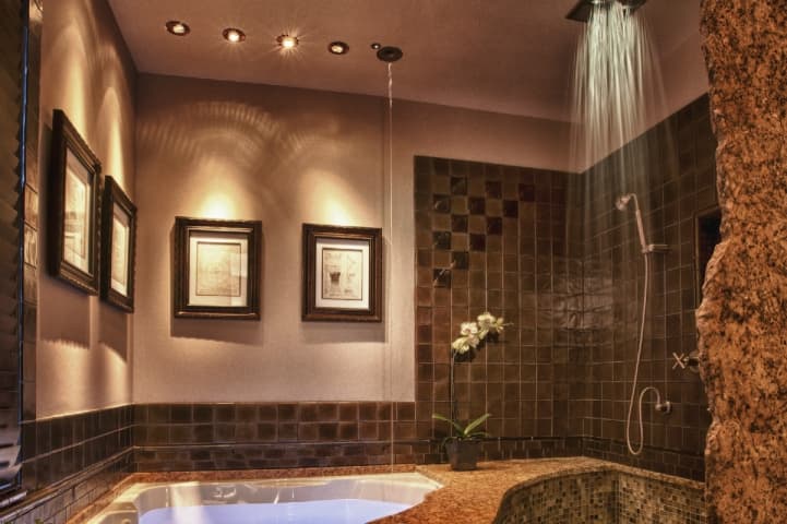 1900-montford-inn-bathroom