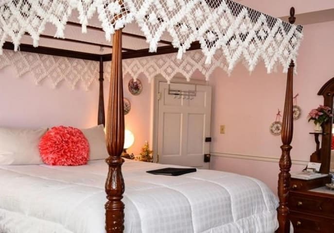 Richard Johnston Inn Guest Room 2