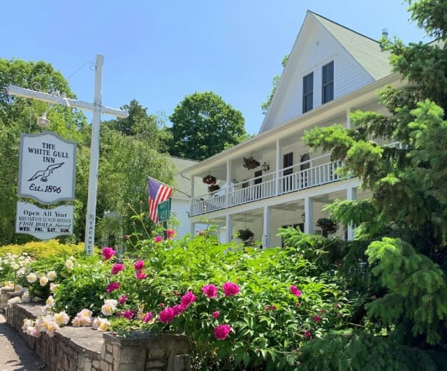 White Gull Inn Exterior SPring