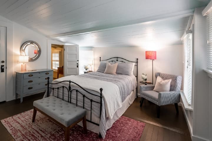 Rose, a bright and elegantly decorated queen bed room