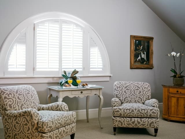 guestroom sitting area