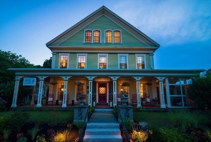 captain freeman exterior night