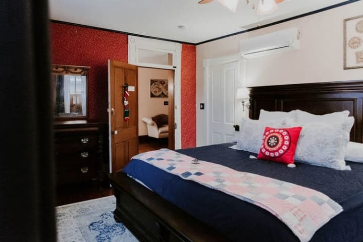 Georges on York room