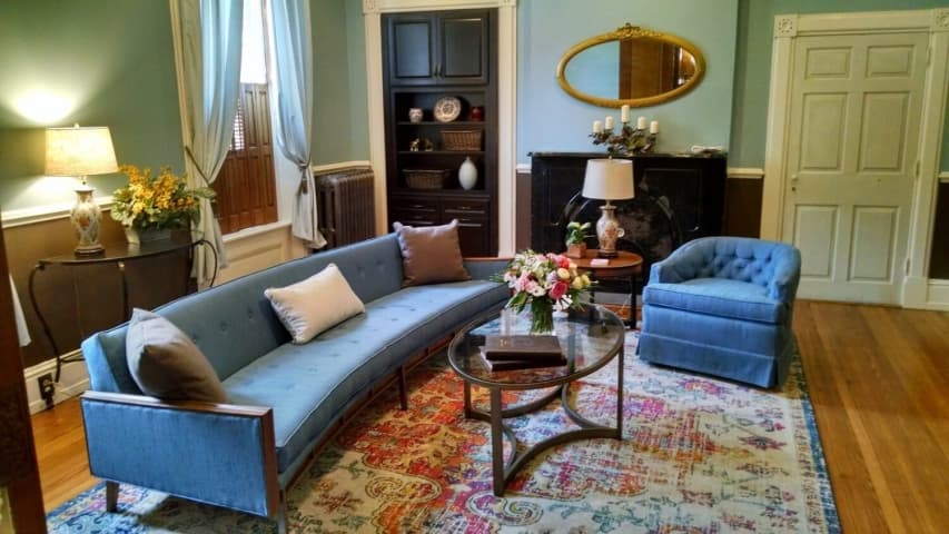 Georges on York room