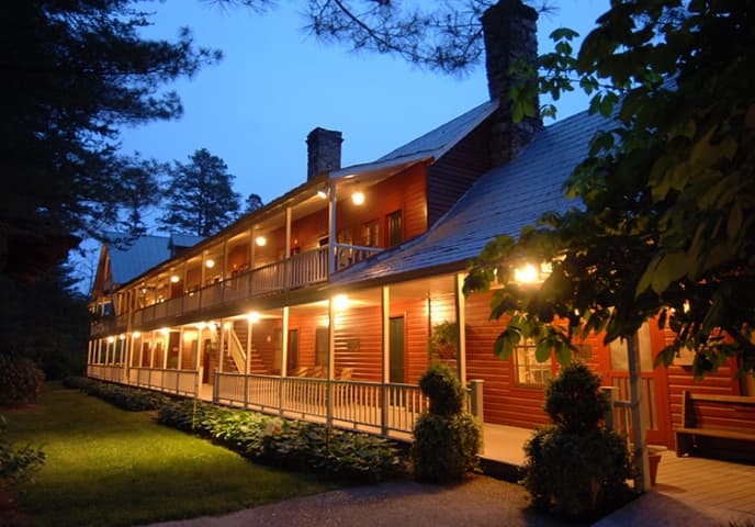 Glen-ella springs exterior in moonlight