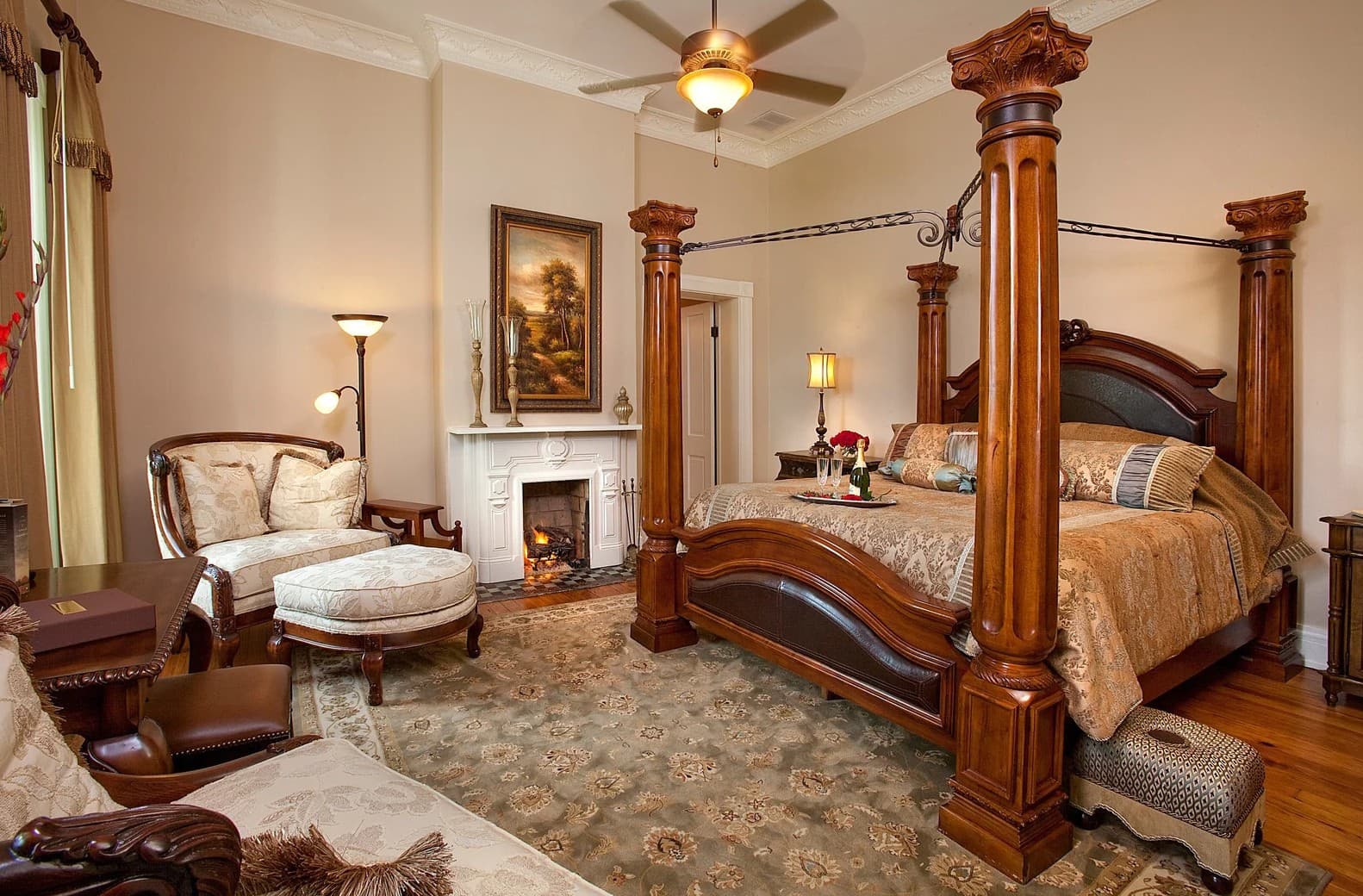 Guestroom with 4 poster bed
