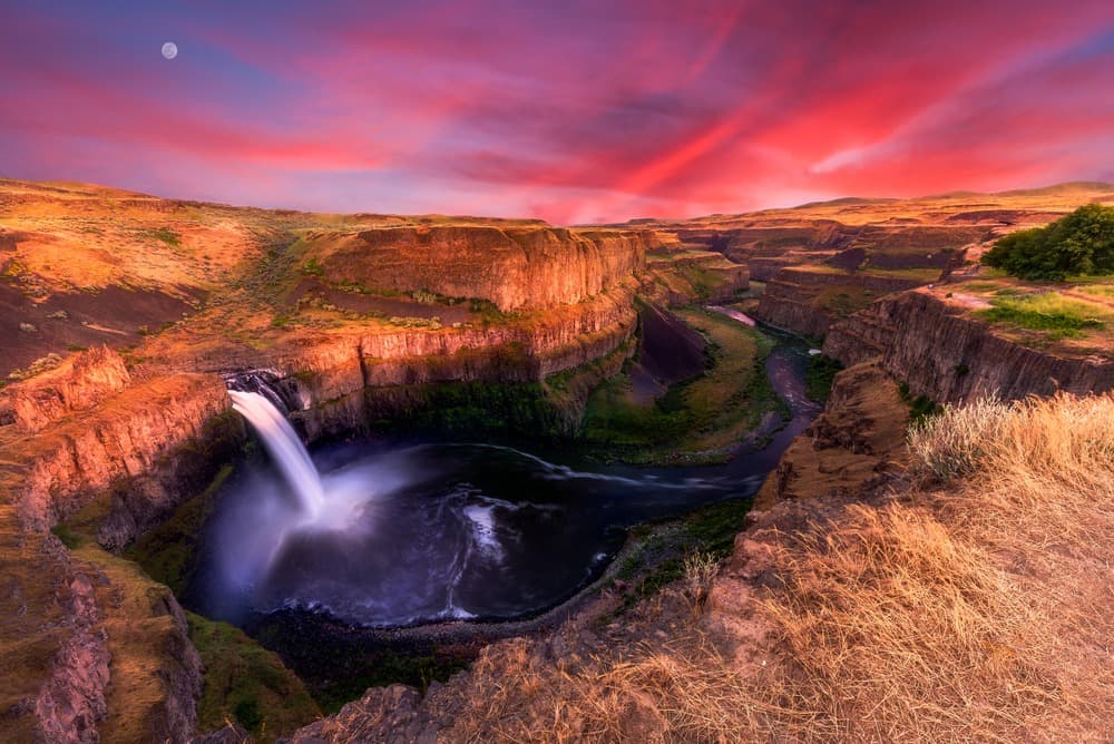 After wine tasting at Washington wineries near Walla Walla, considering visiting places ilke Palouse Falls State Park nearby