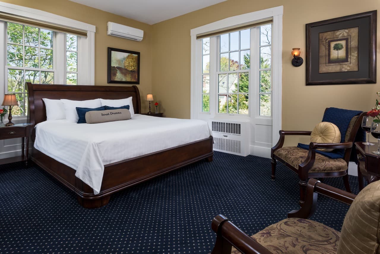 the captains manor inn bedroom